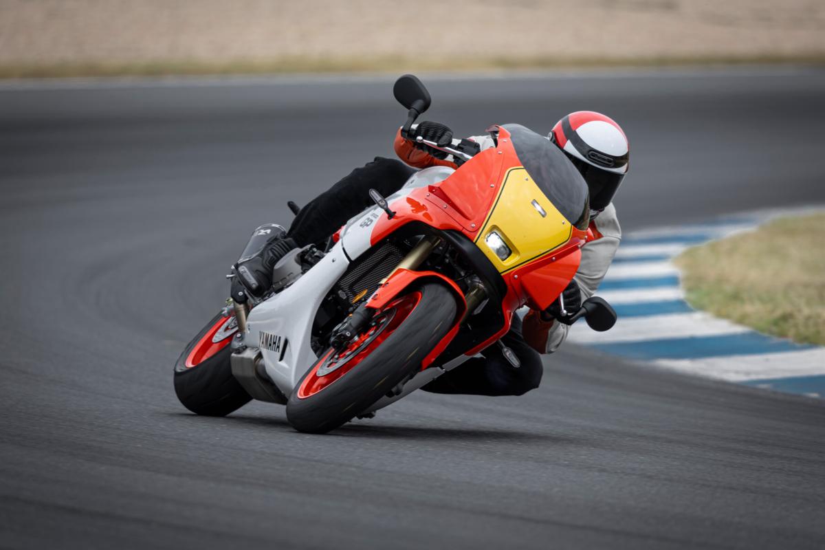 Parabrezza scuro per la XSR900 GP - immagine 2