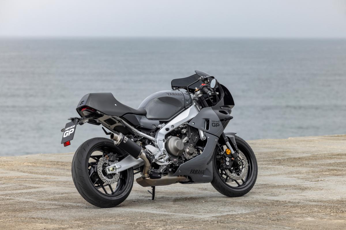 Parabrezza scuro per la XSR900 GP - immagine 3
