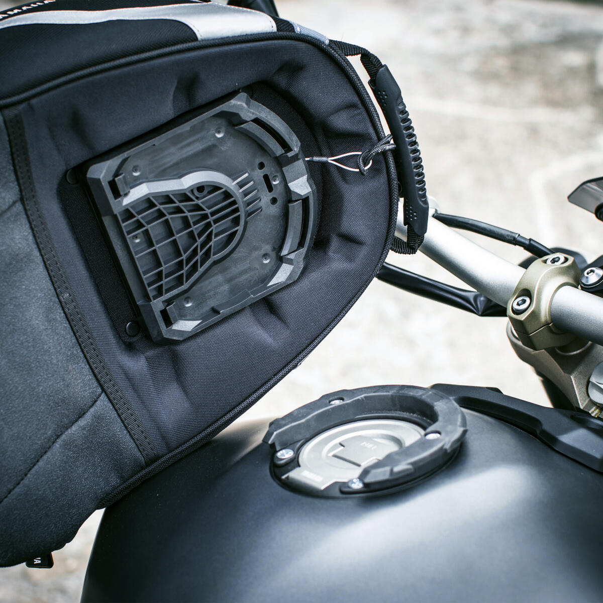 Anello per fissaggio borsa su serbatoio carburante - immagine 2